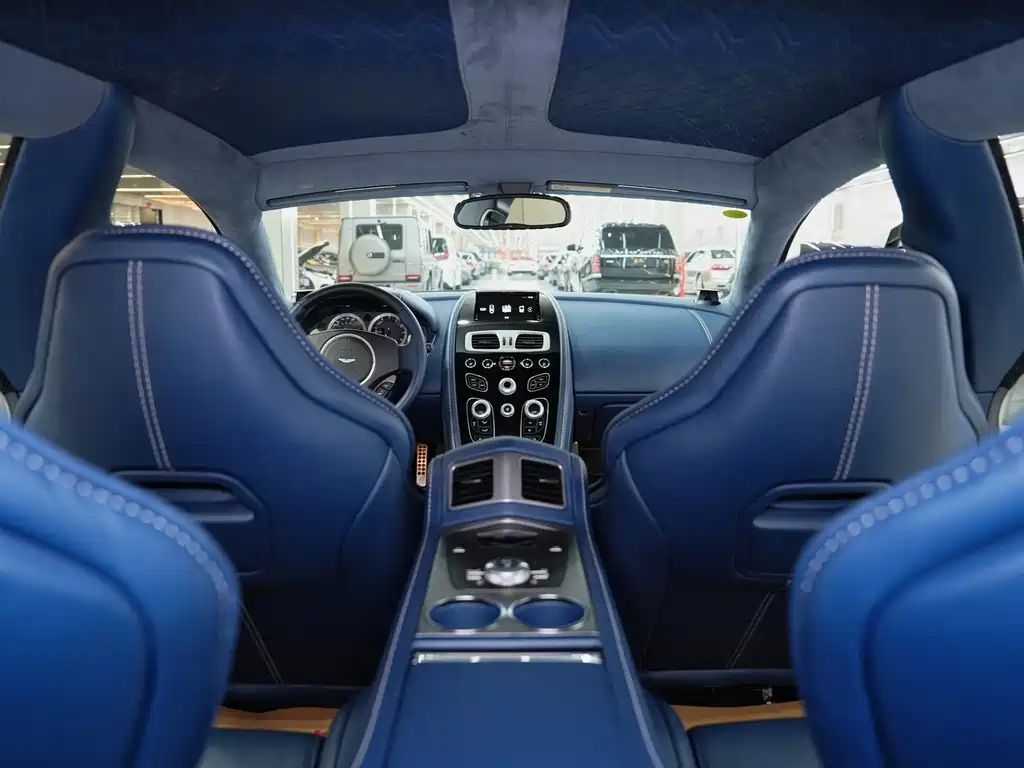 Aston Martin Rapide 2019 — фото 17