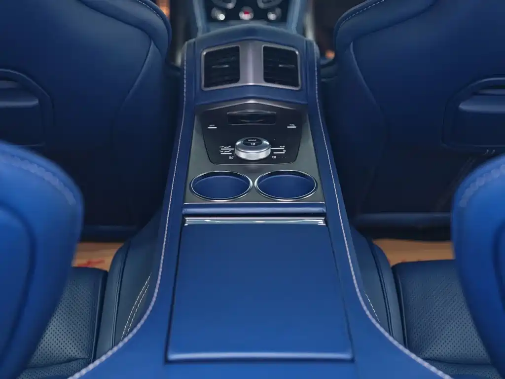 Aston Martin Rapide 2019 — фото 18