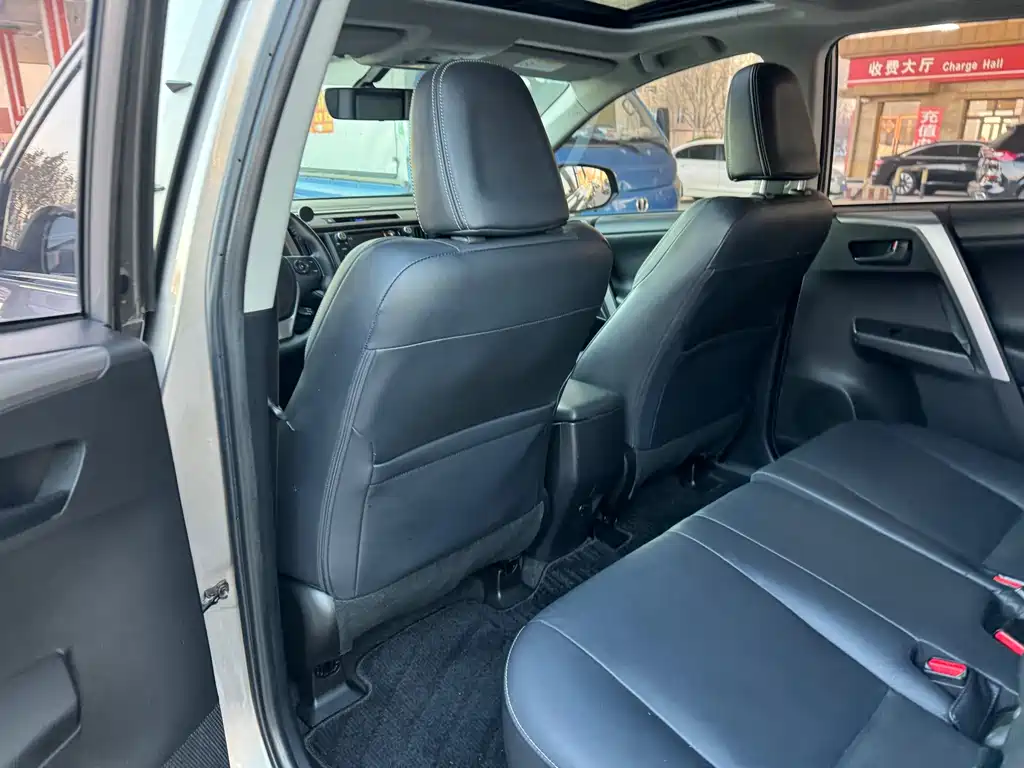 Toyota RAV4 2016 — фото 12