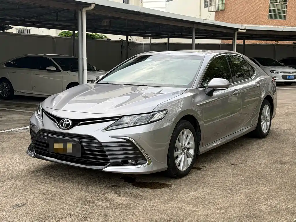 Toyota Camry 2022 — фото 1