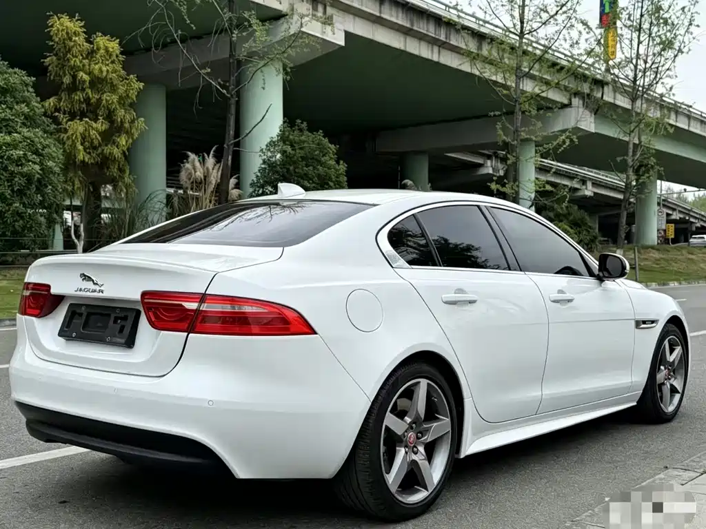 Jaguar XE 2016 — фото 9