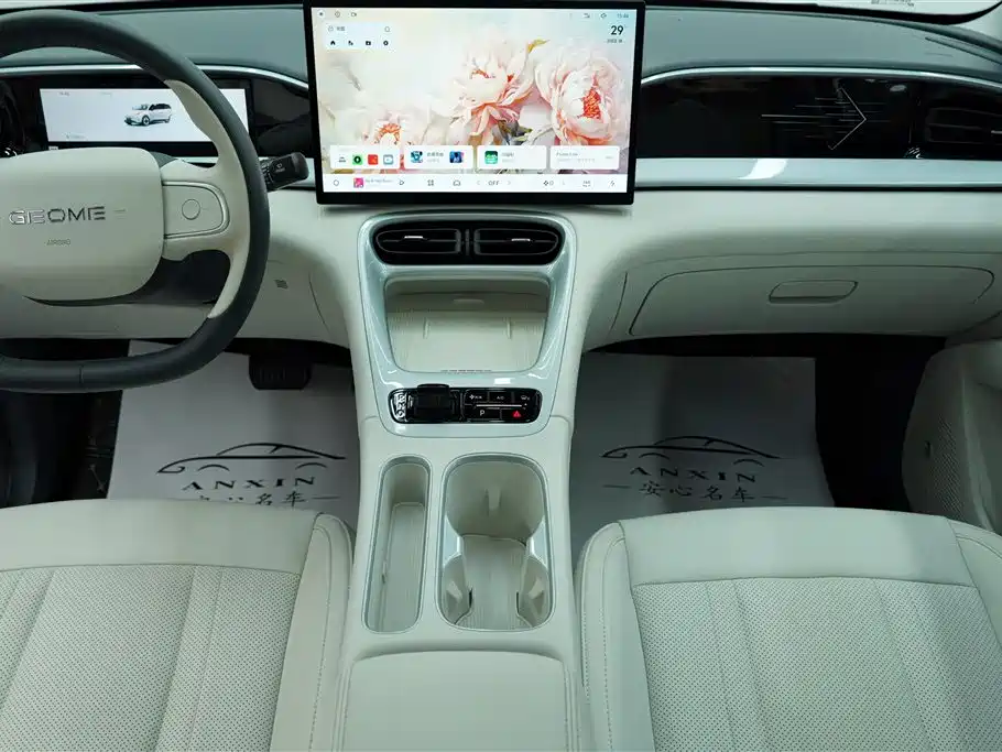 Geely Galaxy Starwish 2025 — фото 13