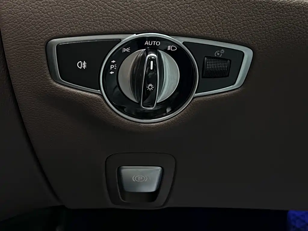 Mercedes-Benz E-Class 2017 — фото 41