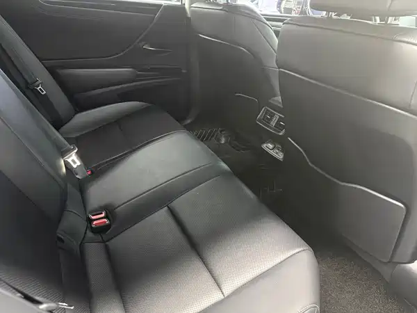 Lexus ES 2020