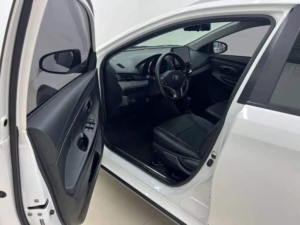 Toyota Yaris L 2022 — фото 10