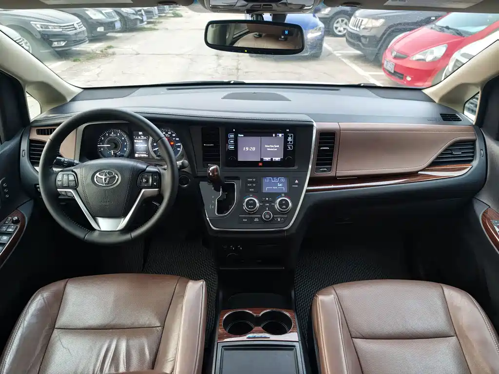 Toyota Sienna 2017 — фото 11