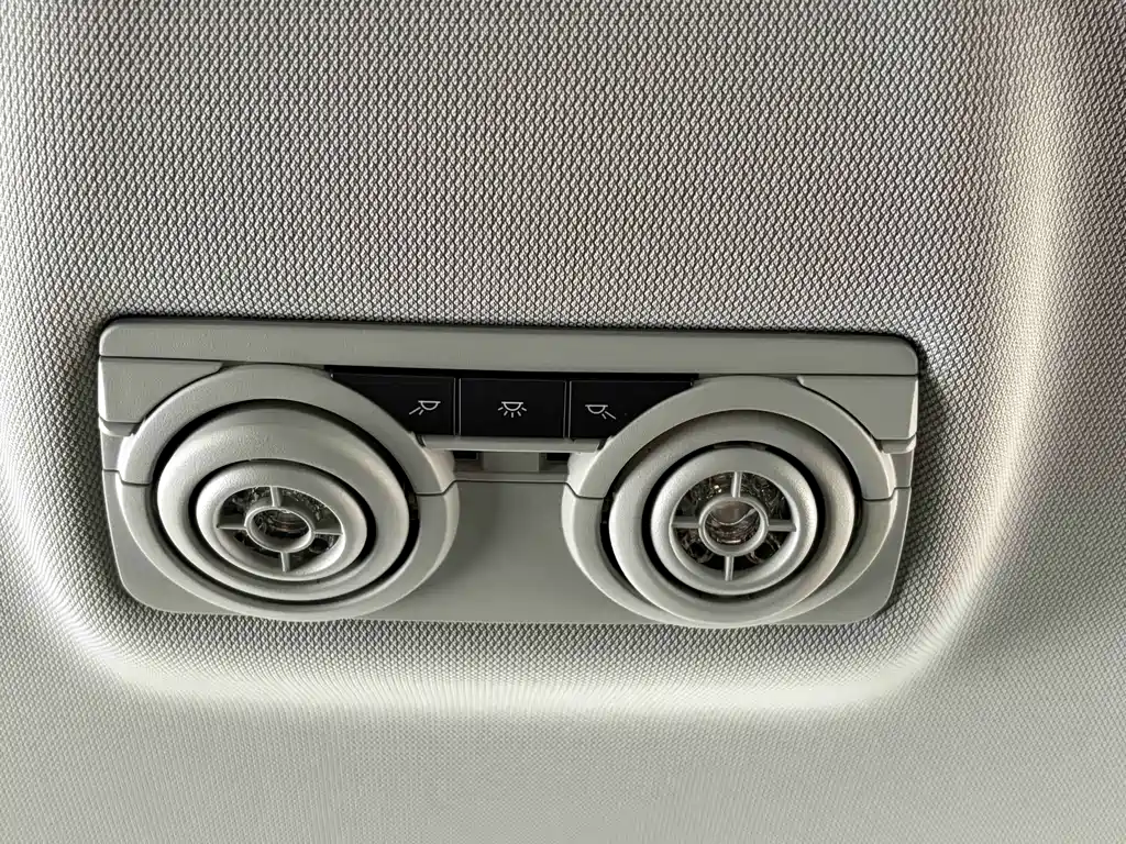 BMW 3 Series 2018 — фото 18