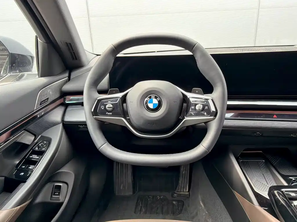 BMW 5 Series 2025 — фото 12