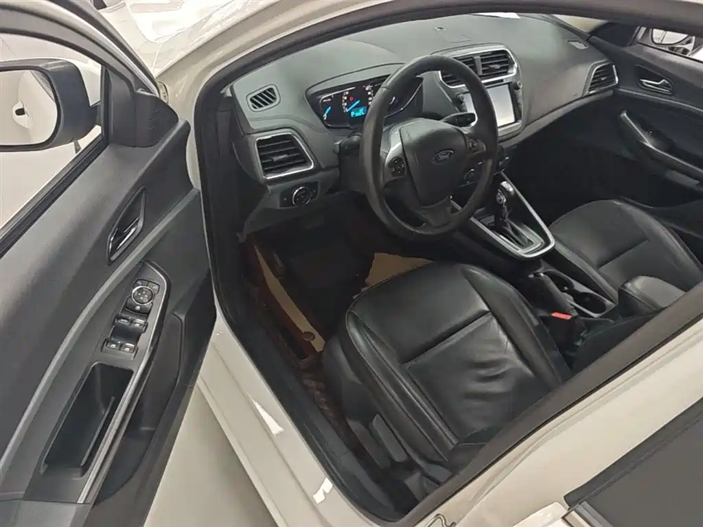 Ford Escort 2018 — фото 16