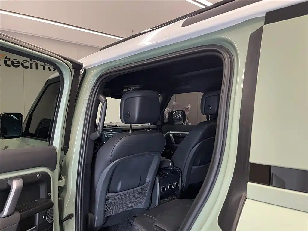 Land Rover Defender 2023 — фото 25