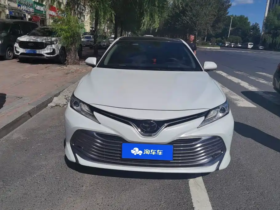 Toyota Camry 2018 — фото 2