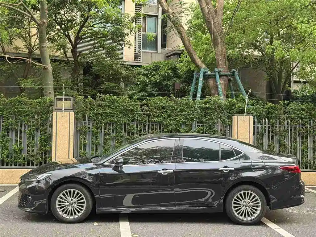 Toyota Camry 2024 — фото 2