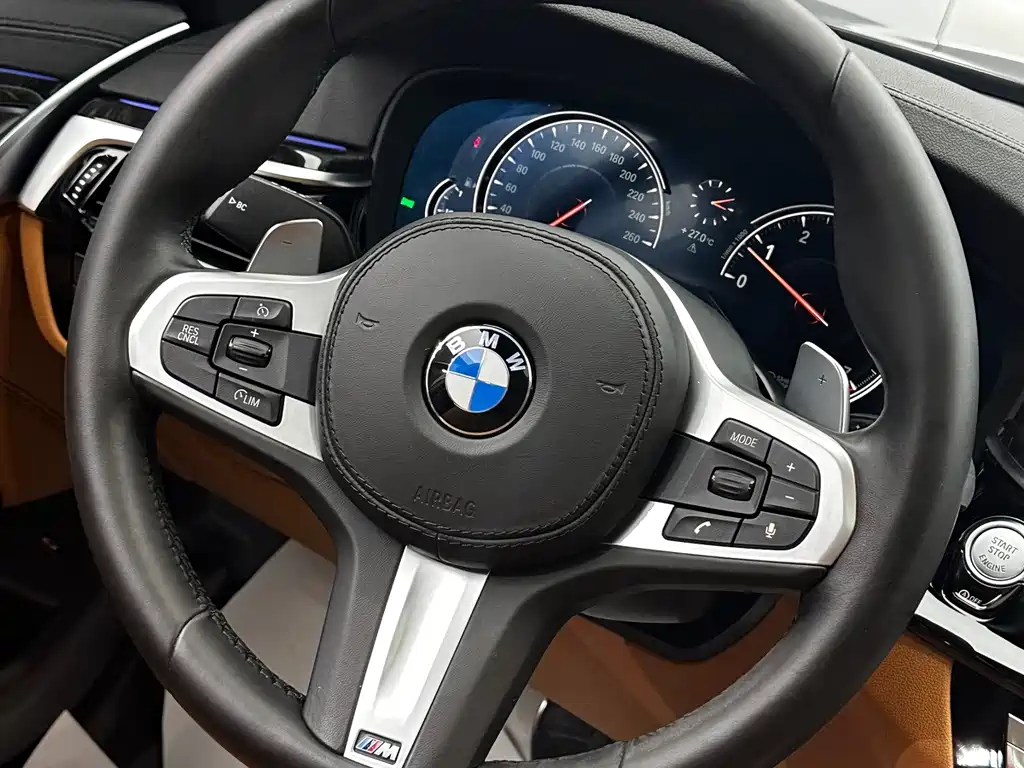BMW 5 Series 2018 — фото 16