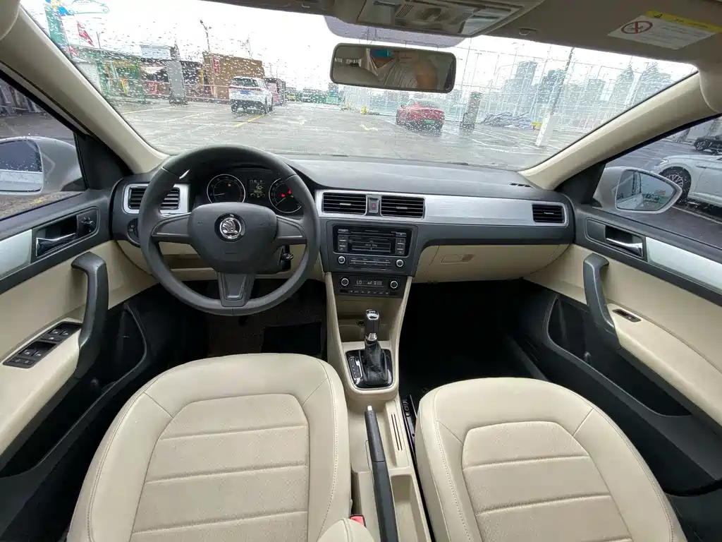 Skoda Rapid Spaceback 2014 — фото 9