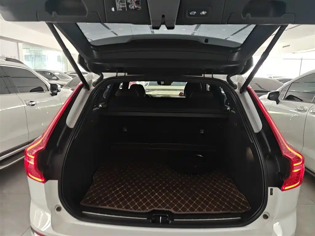 Volvo XC60 2021 — фото 15