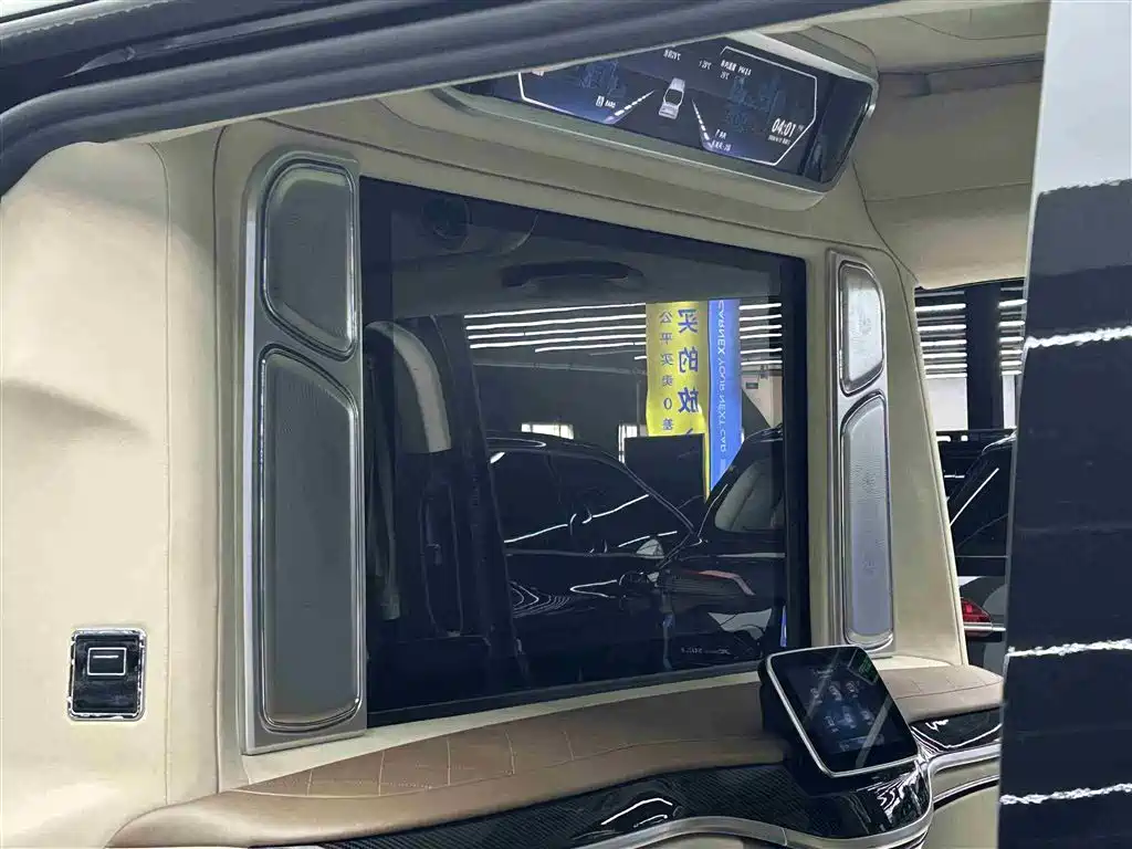 Mercedes-Benz V-Class 2023 — фото 12