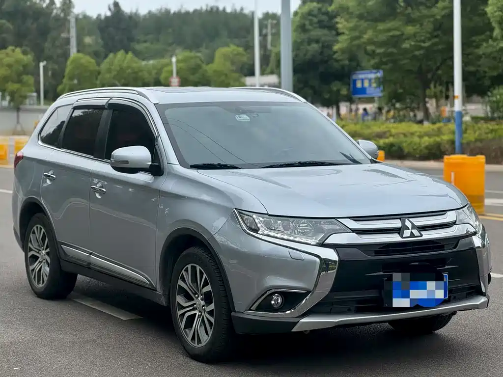 Mitsubishi Outlander 2017 — фото 3