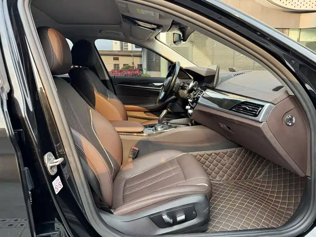 BMW 5 Series 2021 — фото 14