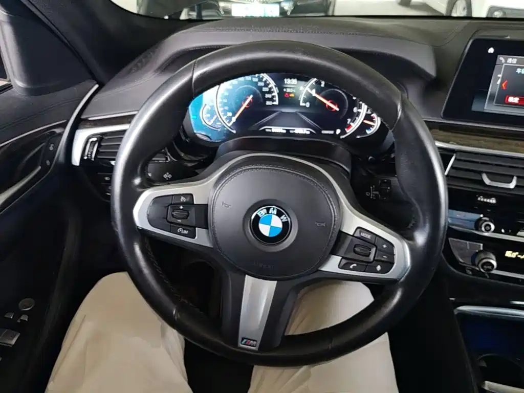 BMW 5 Series 2018 — фото 11