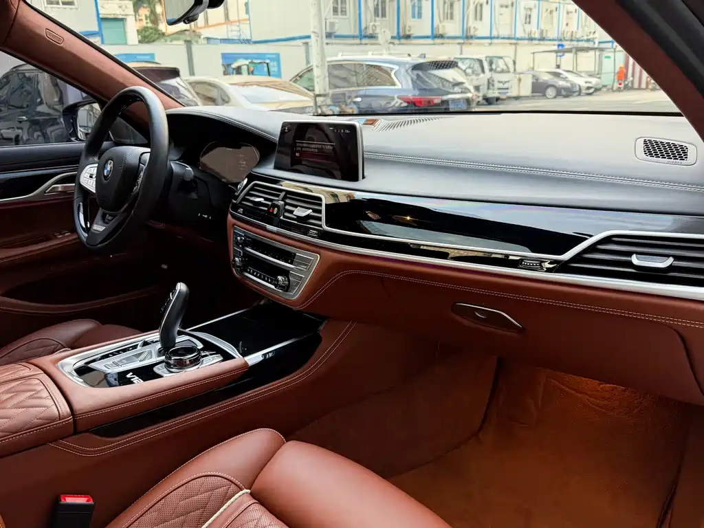 BMW 7 Series 2019 — фото 14