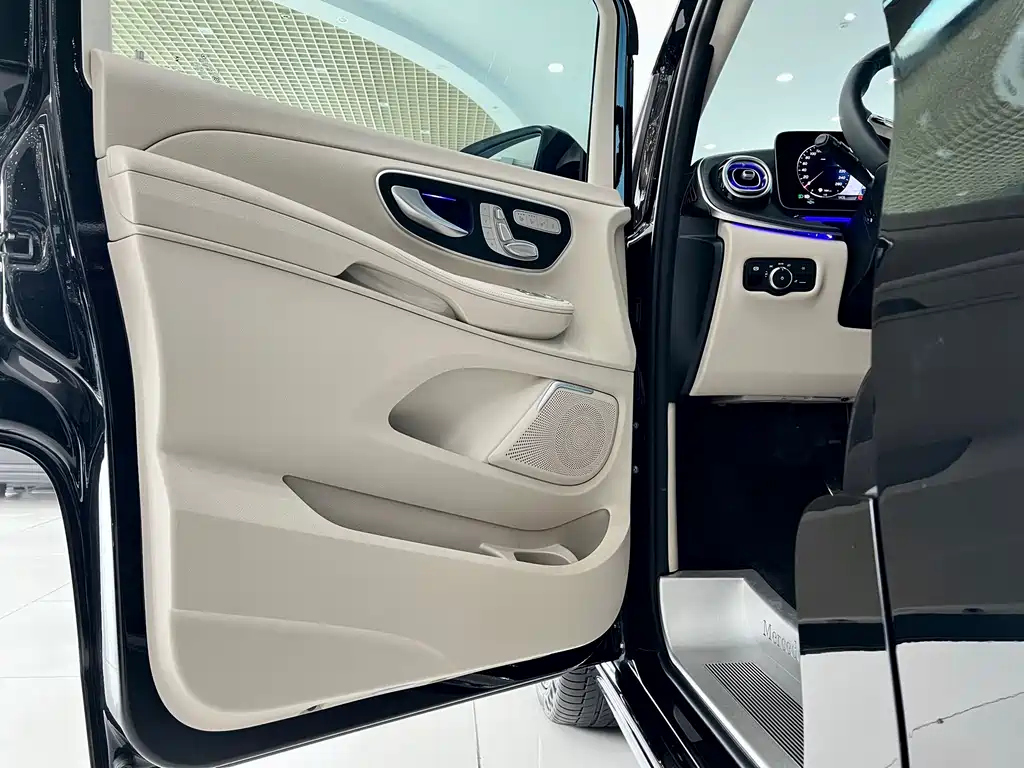 Mercedes-Benz V-Class 2025 — фото 24
