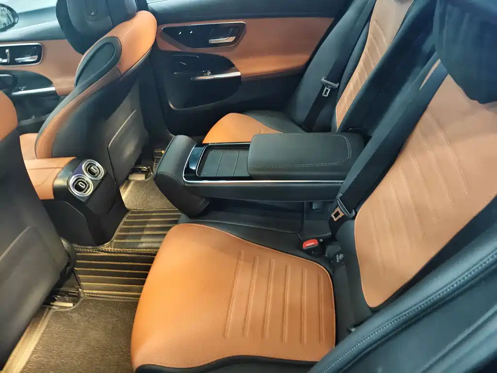 Mercedes-Benz C-Class 2024 — фото 11