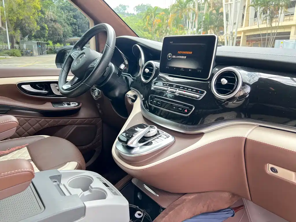 Mercedes-Benz V-Class 2019 — фото 15