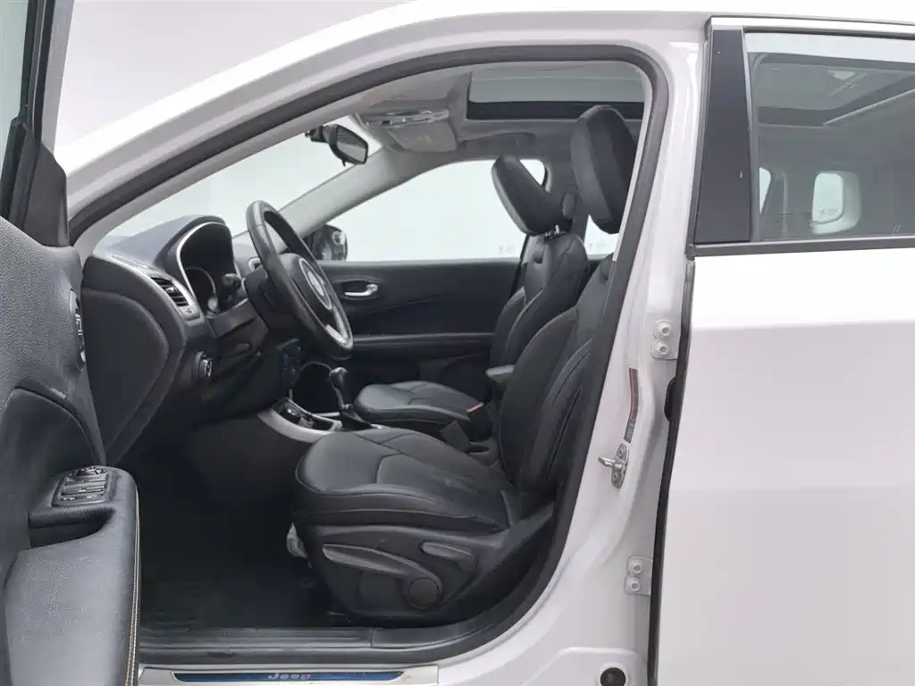 Jeep Compass 2018 — фото 10