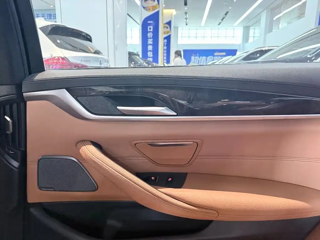 BMW 5 Series 2018 — фото 21