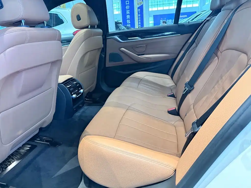 BMW 5 Series 2018 — фото 23