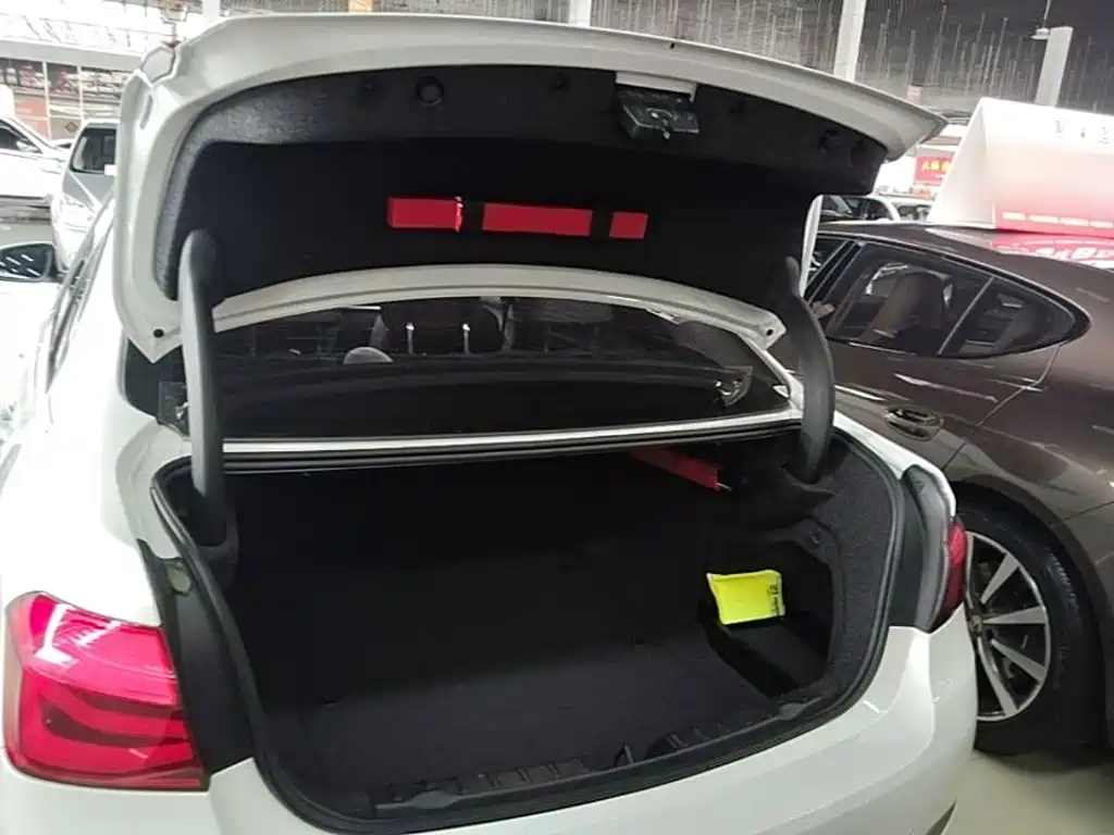 BMW 3 Series 2018 — фото 19