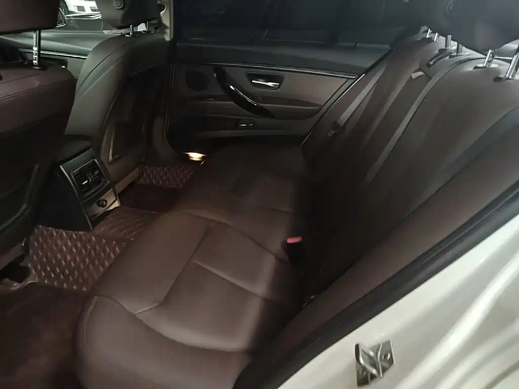 BMW 3 Series 2018 — фото 17