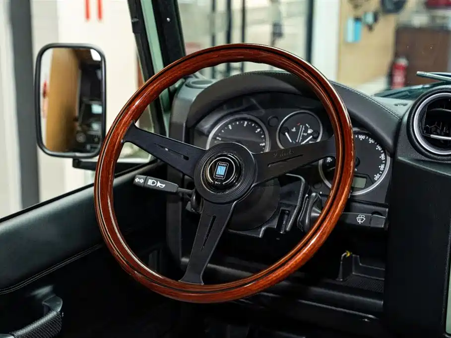 Land Rover Defender 2017 — фото 12