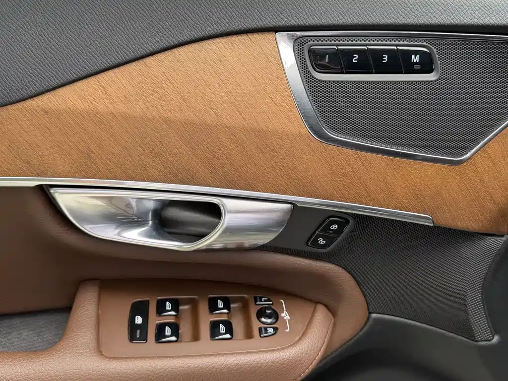 Volvo XC90 2022 — фото 13