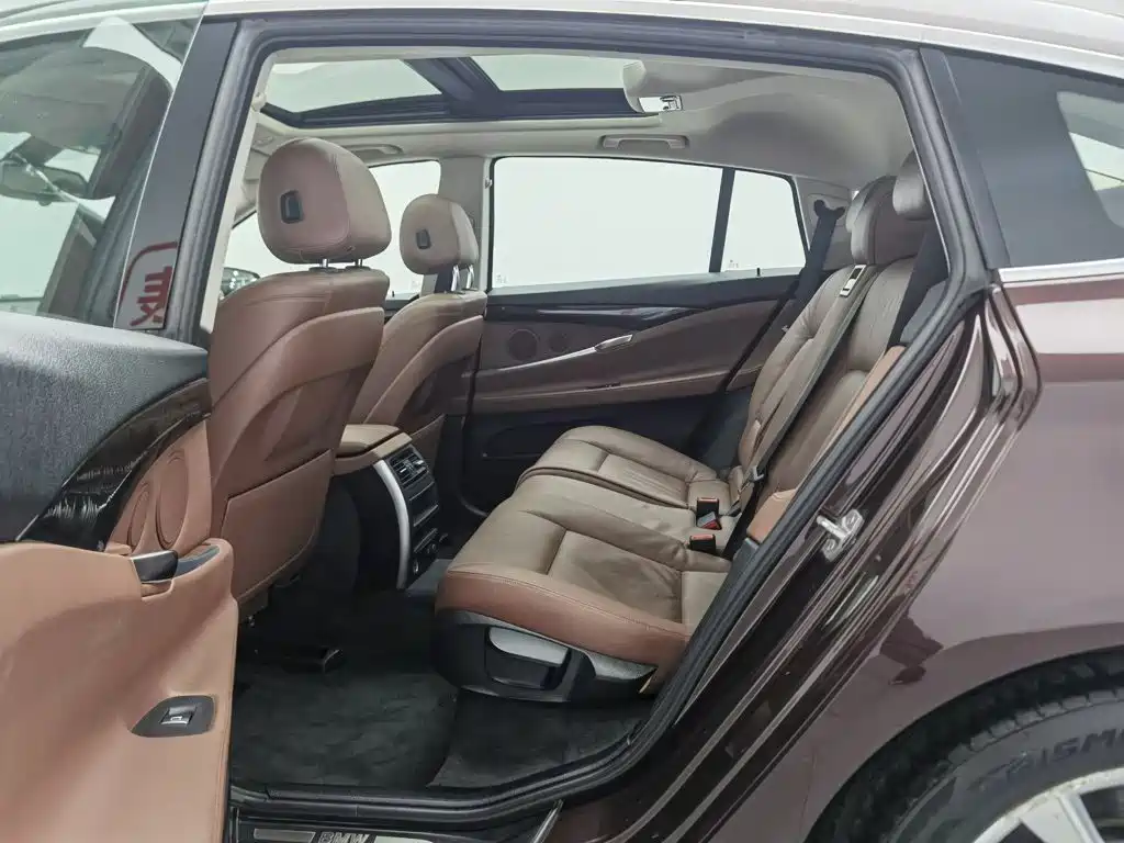 BMW 5 Series GT 2015 — фото 15