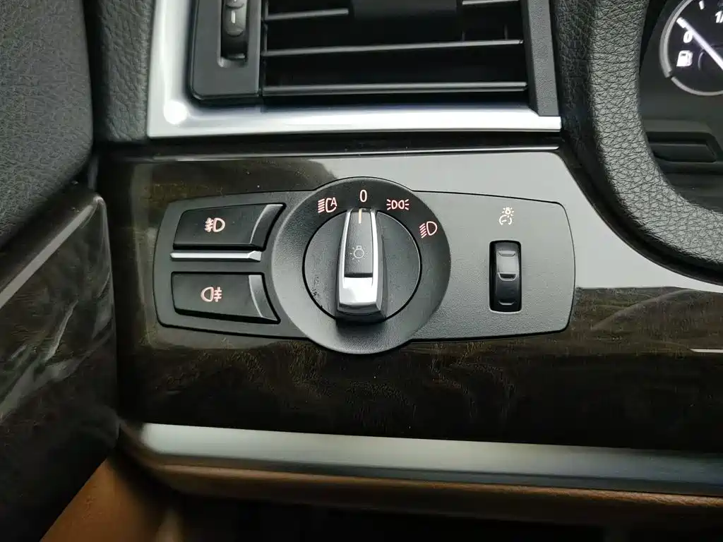 BMW 5 Series GT 2015 — фото 21