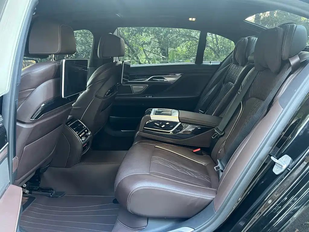 BMW 7 Series 2019 — фото 13