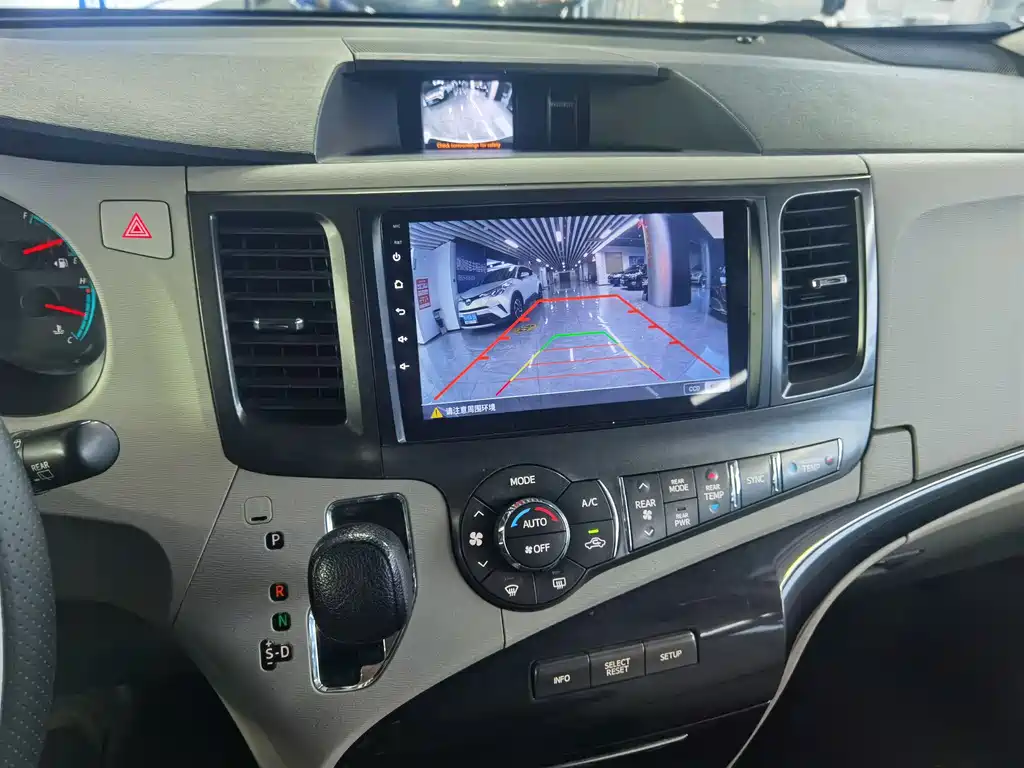 Toyota Sienna 2014 — фото 13