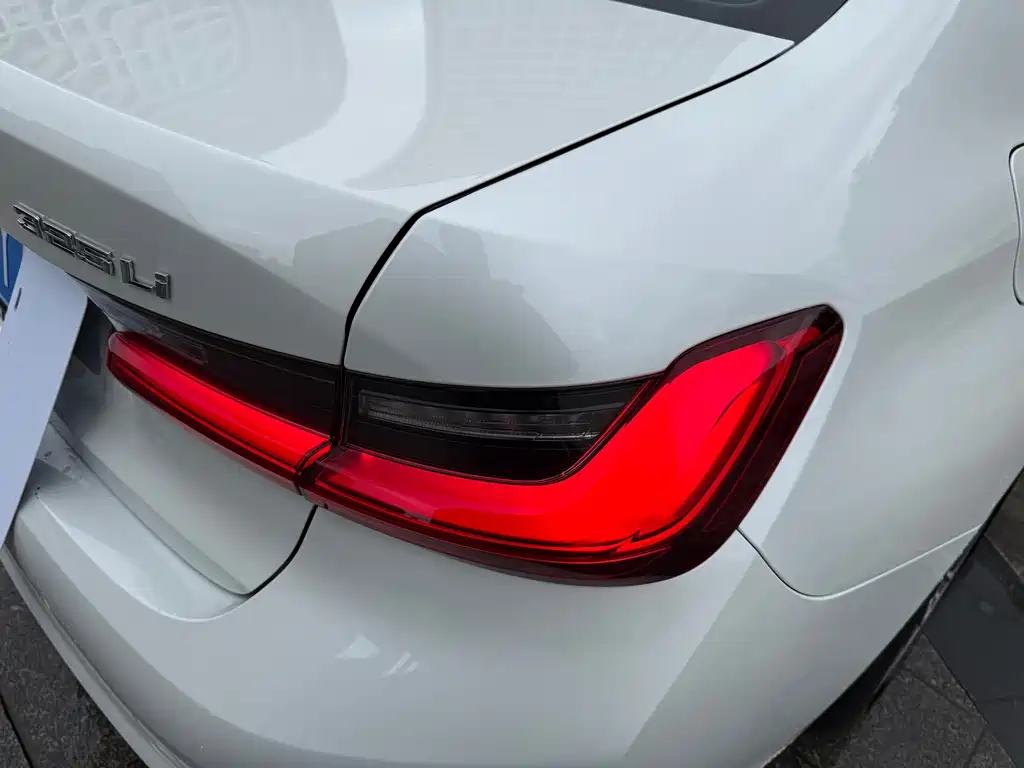 BMW 3 Series 2019 — фото 39
