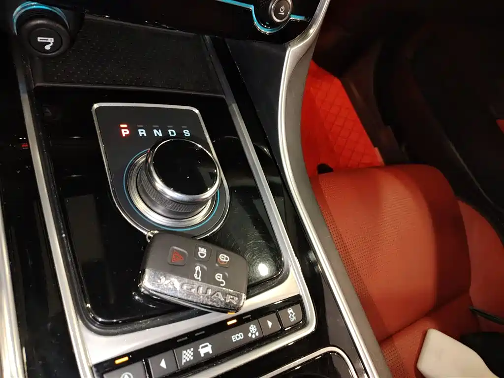 Jaguar XE 2016 — фото 12