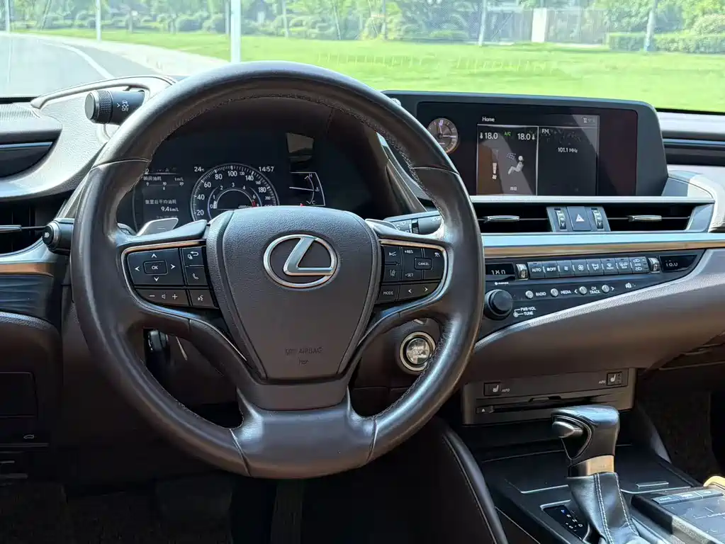 Lexus ES 2018 — фото 16
