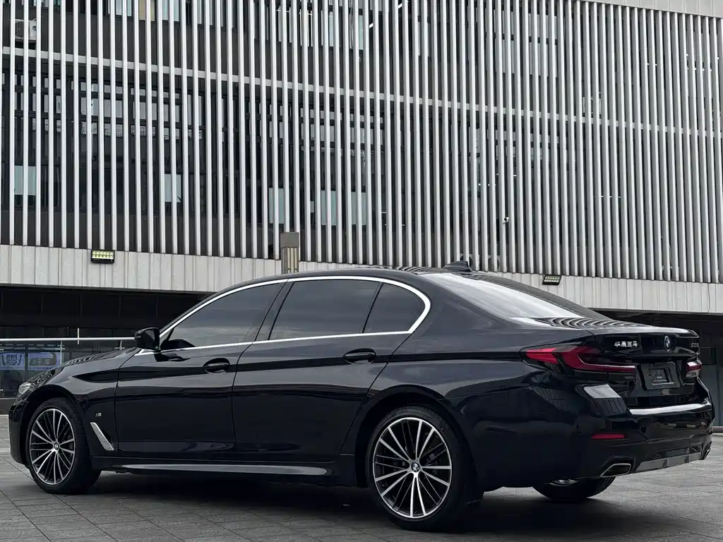 BMW 5 Series 2021 — фото 9