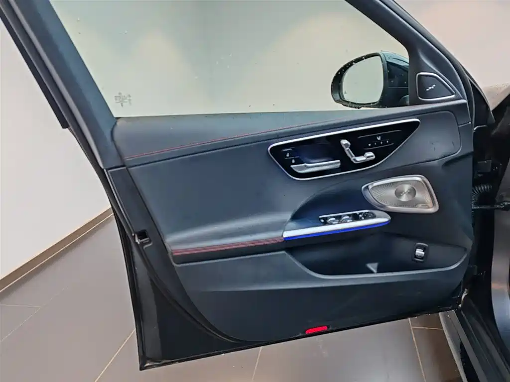 Mercedes-Benz C-Class AMG 2025 — фото 16