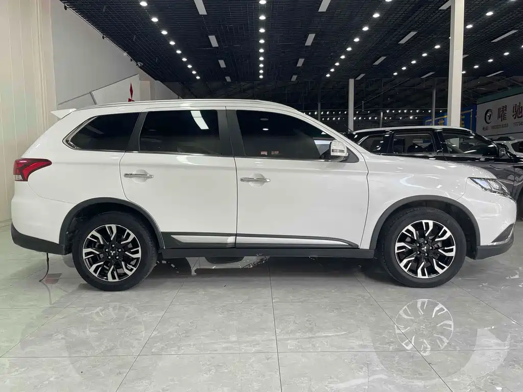 Mitsubishi Outlander 2021 — фото 9