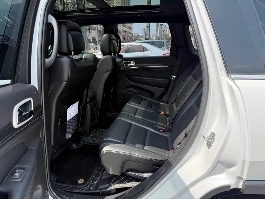 Jeep Grand Cherokee 2022 — фото 11