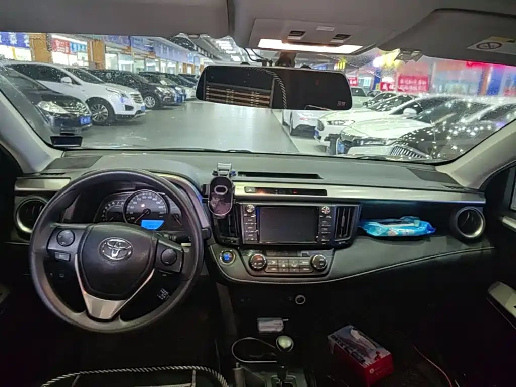 Toyota RAV4 2019 — фото 16