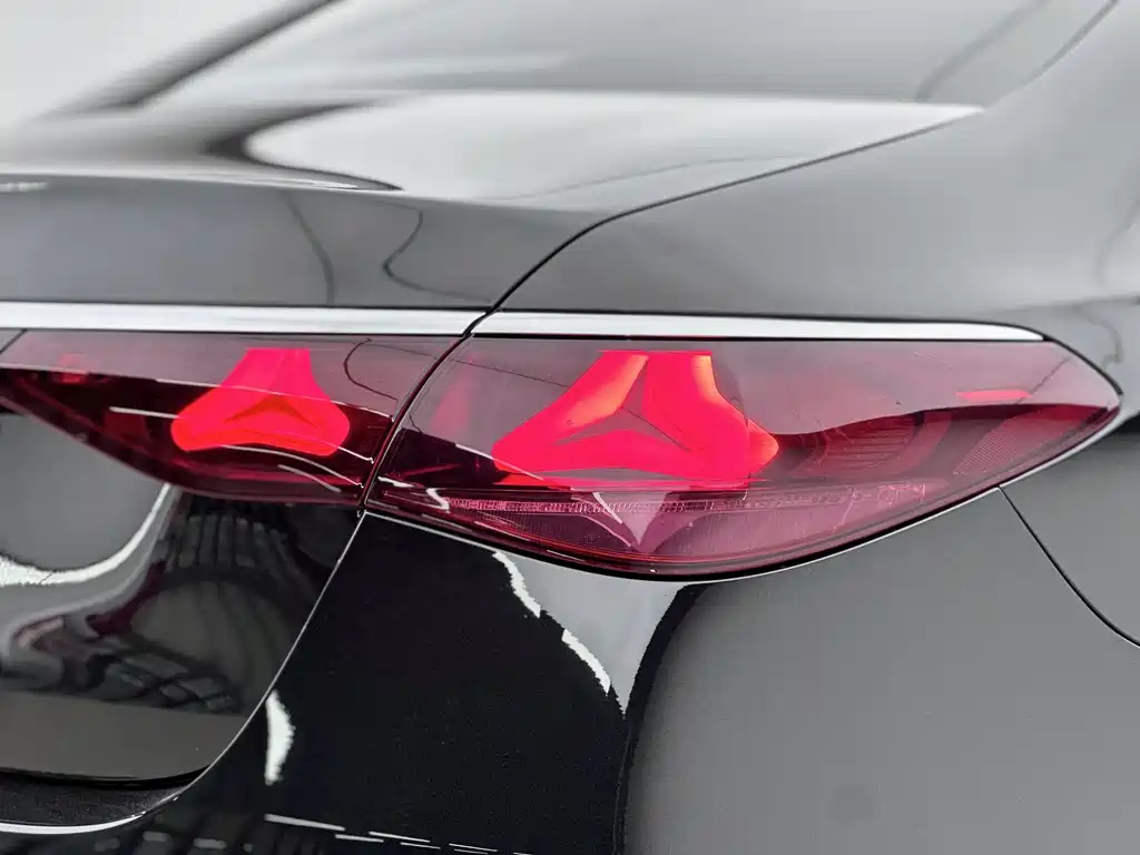 Mercedes-Benz E-Class 2025 — фото 10