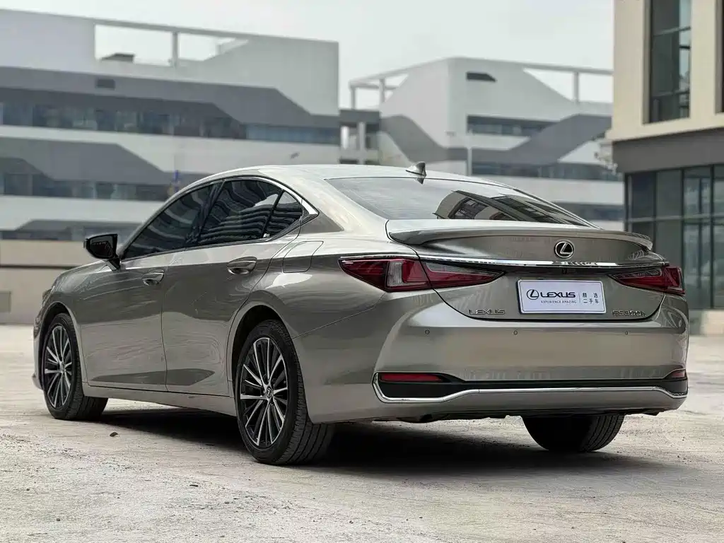 Lexus ES 2024