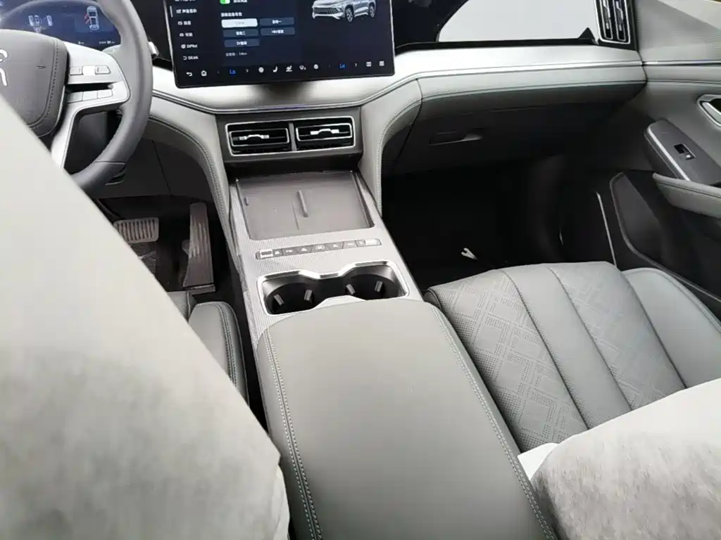 BYD L DM-i 2026 — фото 14