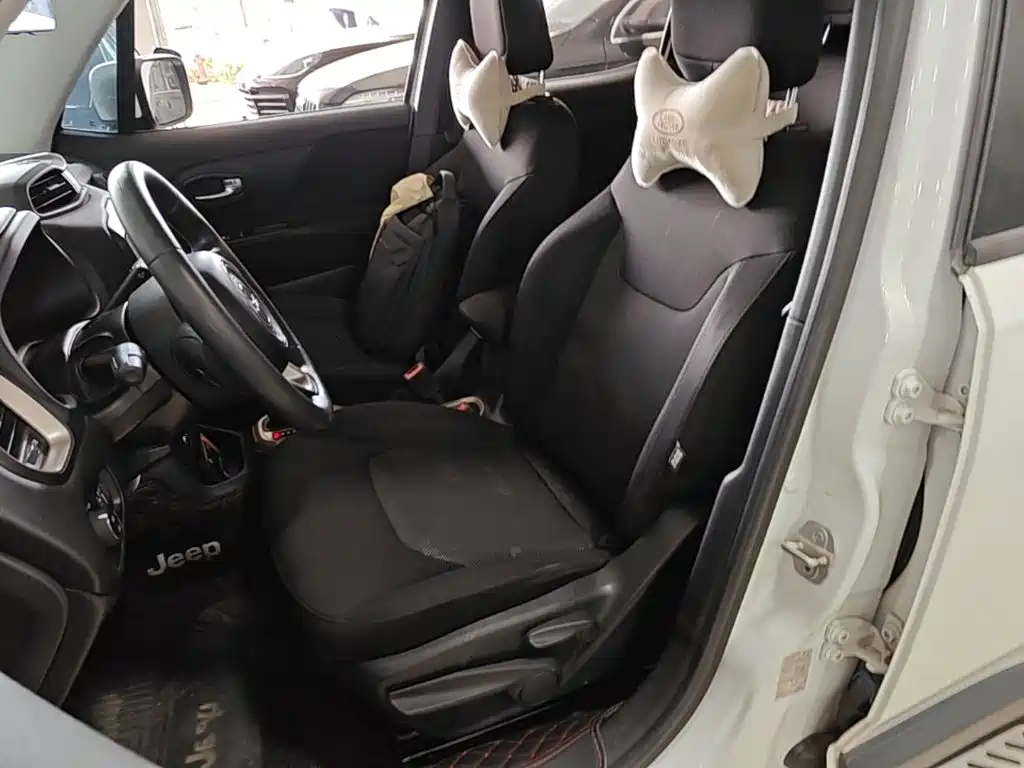 Jeep Renegade 2016 — фото 15